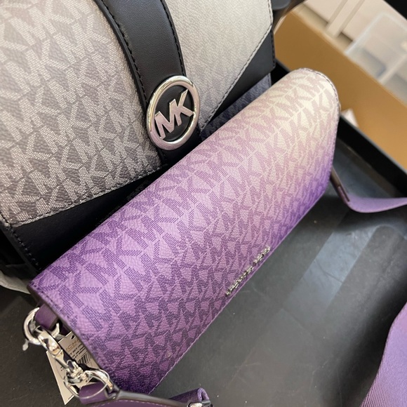 MICHAEL KORS Jet Set Large Ombré Signature Logo Crossbody Bag
Dark Purple
NWT - Picture 3 of 16